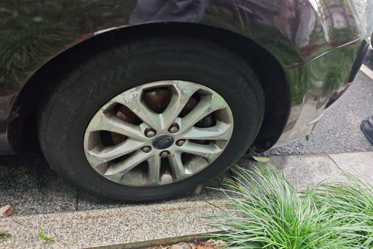 Used Ford Focus 2011 Sedan 1.8L Automatic Fashion Edition Right Front Wheel Hub