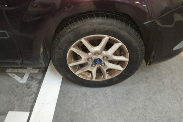 Used Ford Focus 2011 Sedan 1.8L Manual Comfort Model Right Front Wheel Hub