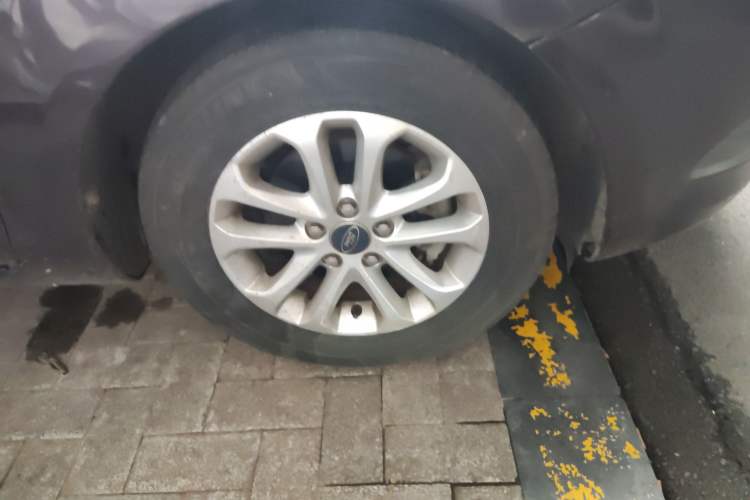 Used Ford Focus 2011 Sedan 1.8L Automatic Fashion Edition Right Front Wheel Hub