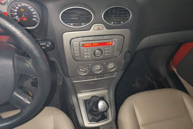 Used Ford Focus 2011 Hatchback 1.8L Manual Comfort Model Audio And AC Panel