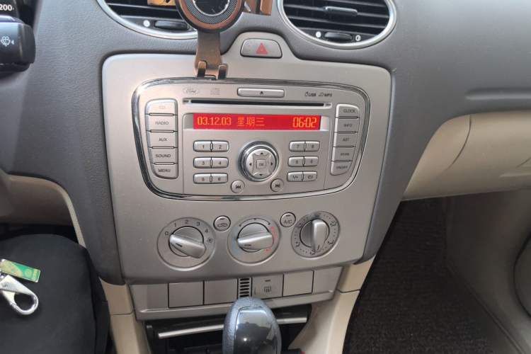 Used Ford Focus 2011 Sedan 1.8L Automatic Fashion Edition Audio And AC Panel