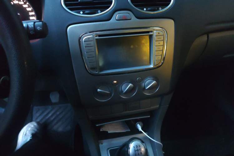 Used Ford Focus 2011 Hatchback 1.8L Manual Comfort Model Audio And AC Panel