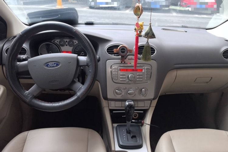 Used Ford Focus 2011 Sedan 1.8L Automatic Fashion Edition Center Console