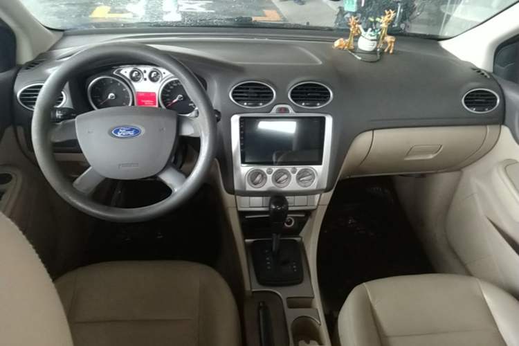 Used Ford Focus 2011 Sedan 1.8L Automatic Fashion Edition Center Console
