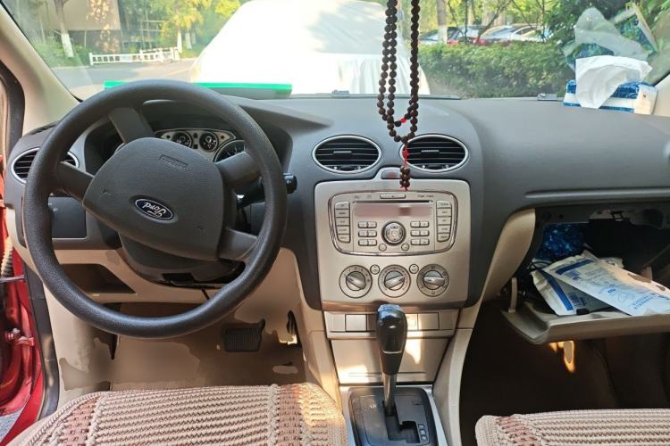 Used Ford Focus 2011 Sedan 1.8L Automatic Fashion Edition Center Console