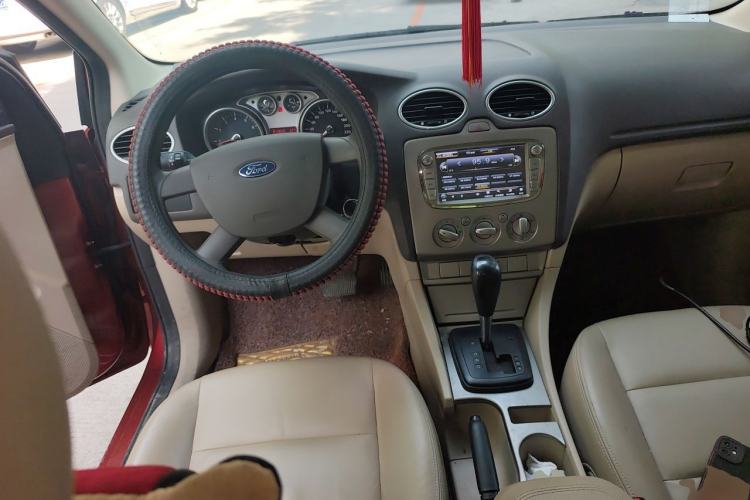 Used Ford Focus 2011 Hatchback 1.8L Automatic Fashion Edition Center Console