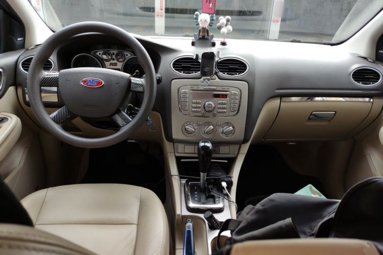Used Ford Focus 2011 Hatchback 1.8L Automatic Fashion Edition Center Console