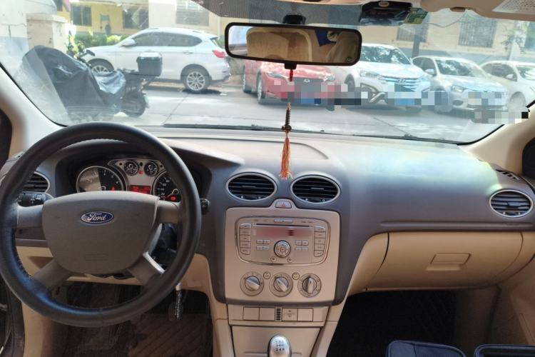 Used Ford Focus 2011 Sedan 1.8L Manual Comfort Model Center Console