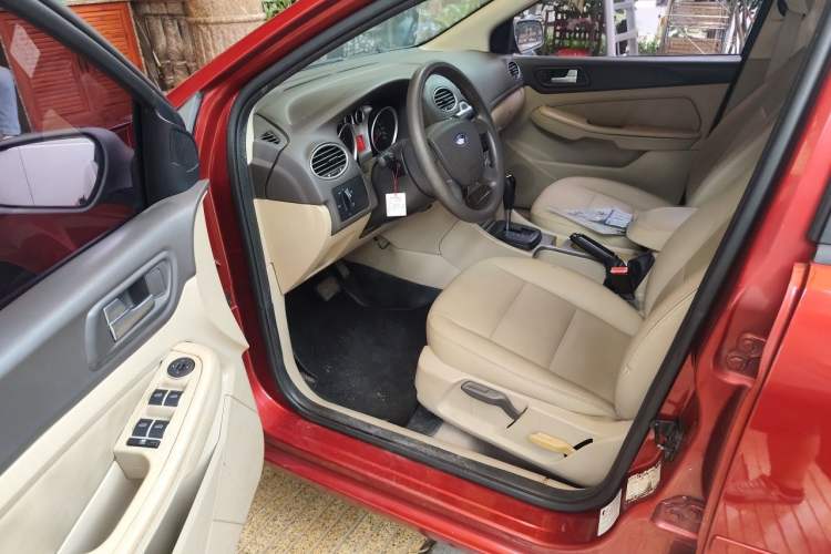 Used Ford Focus 2011 Sedan 1.8L Automatic Fashion Edition Driver Seat