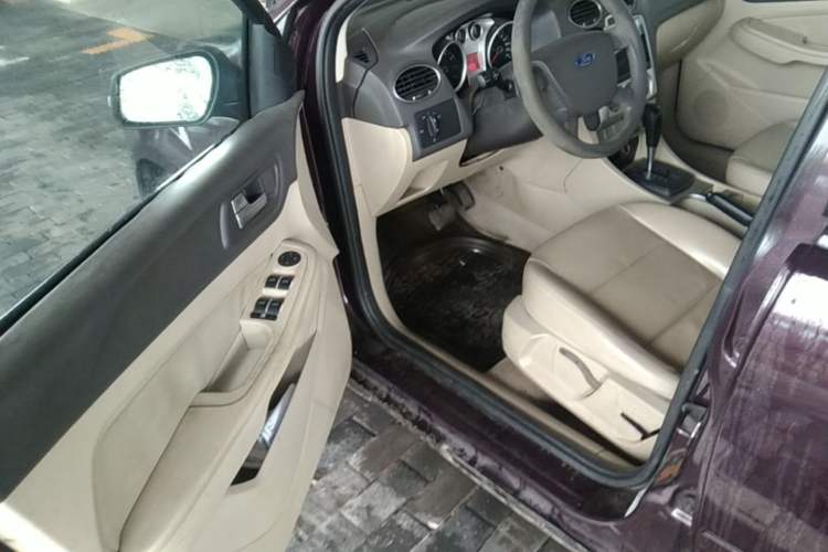 Used Ford Focus 2011 Sedan 1.8L Automatic Fashion Edition Driver Seat