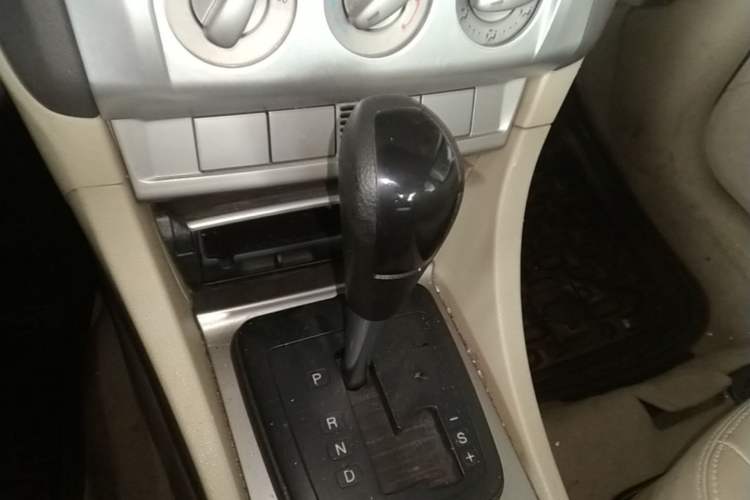 Used Ford Focus 2011 Sedan 1.8L Automatic Fashion Edition Gear Lever