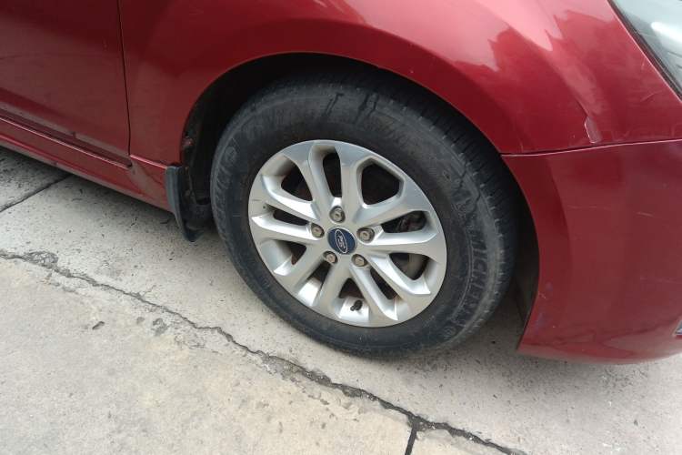 Used Ford Focus 2011 Hatchback 1.8L Automatic Fashion Edition Right Front Wheel Hub