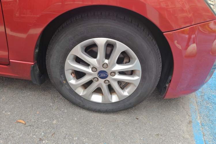Used Ford Focus 2011 Hatchback 1.8L Automatic Fashion Edition Right Front Wheel Hub