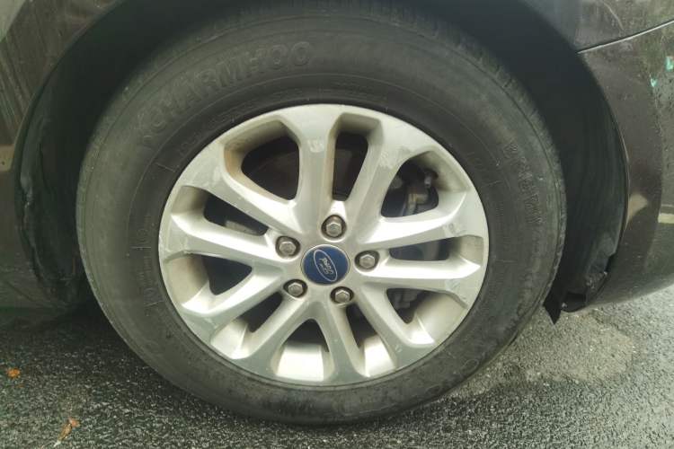 Used Ford Focus 2011 Sedan 1.8L Automatic Fashion Edition Right Front Wheel Hub