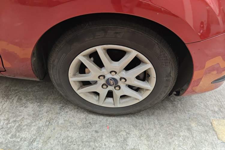 Used Ford Focus 2011 Sedan 1.8L Manual Comfort Model Right Front Wheel Hub