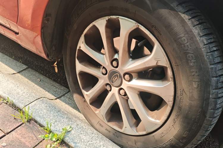 Used Ford Focus 2011 Sedan 1.8L Automatic Fashion Edition Right Front Wheel Hub