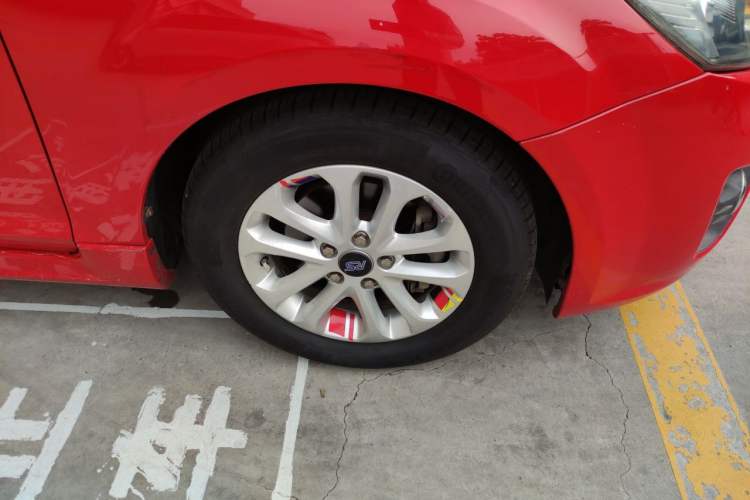 Used Ford Focus 2011 Hatchback 1.8L Automatic Fashion Edition Right Front Wheel Hub