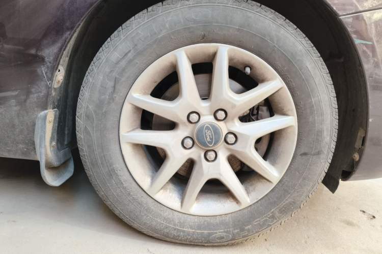 Used Ford Focus 2011 Sedan 1.8L Manual Comfort Model Right Front Wheel Hub