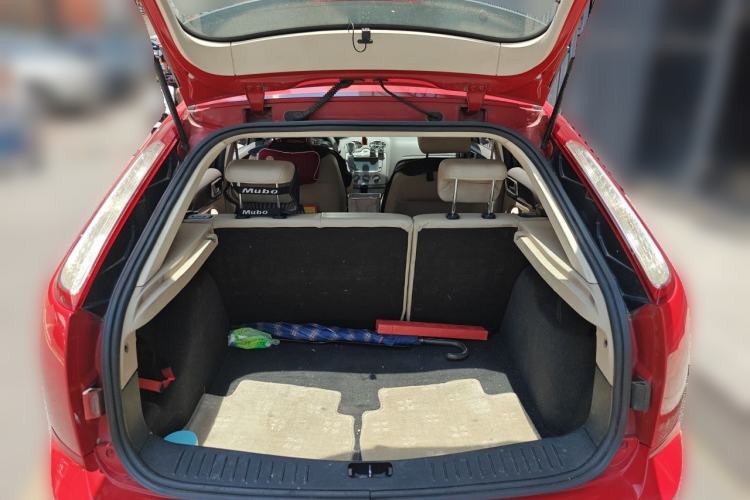 Used Ford Focus 2011 Hatchback 1.8L Automatic Fashion Edition Trunk