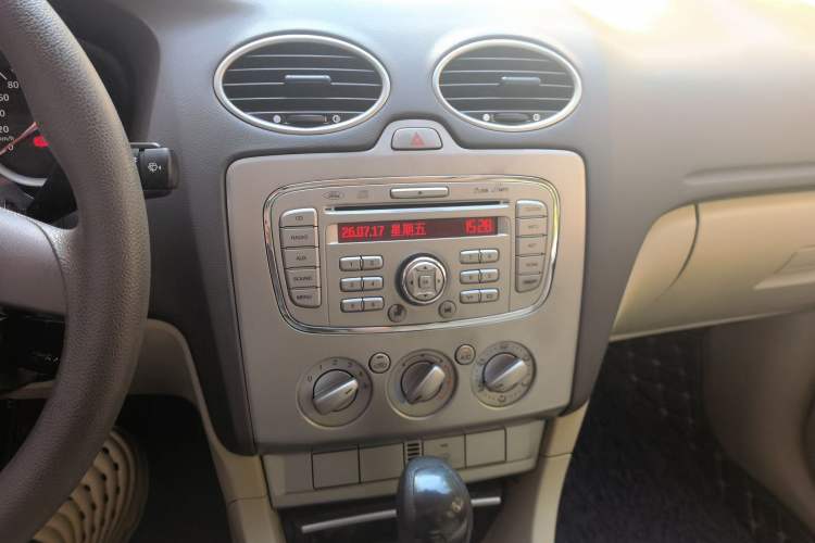 Used Ford Focus 2011 Sedan 1.8L Automatic Fashion Edition Audio And AC Panel