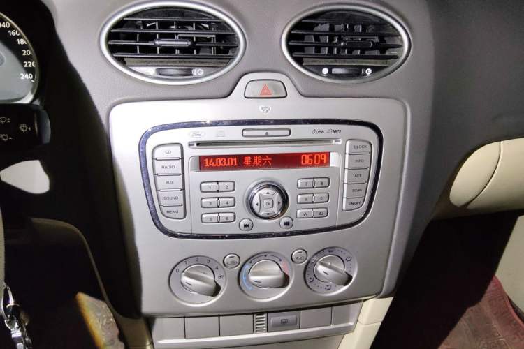 Used Ford Focus 2011 Sedan 1.8L Manual Classic Model Audio And AC Panel