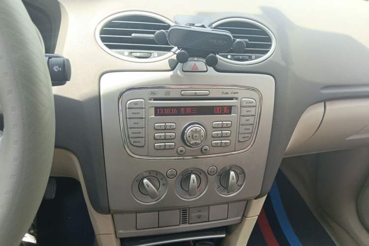 Used Ford Focus 2011 Sedan 1.8L Manual Classic Model Audio And AC Panel