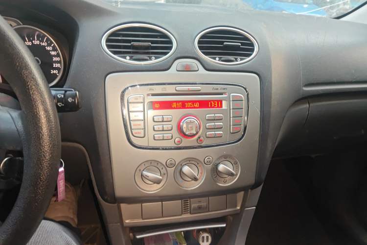Used Ford Focus 2011 Hatchback 1.8L Manual Comfort Model Audio And AC Panel