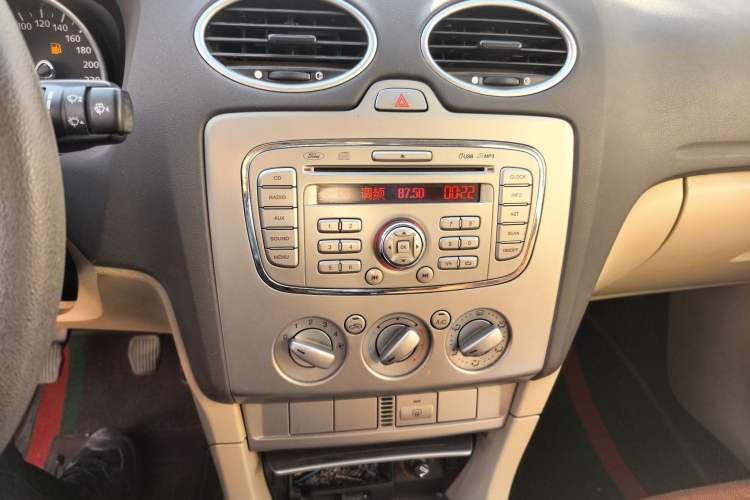 Used Ford Focus 2011 Sedan 1.8L Manual Comfort Model Audio And AC Panel