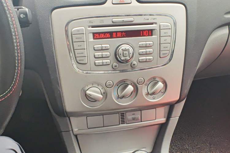 Used Ford Focus 2011 Hatchback 1.8L Manual Comfort Model Audio And AC Panel