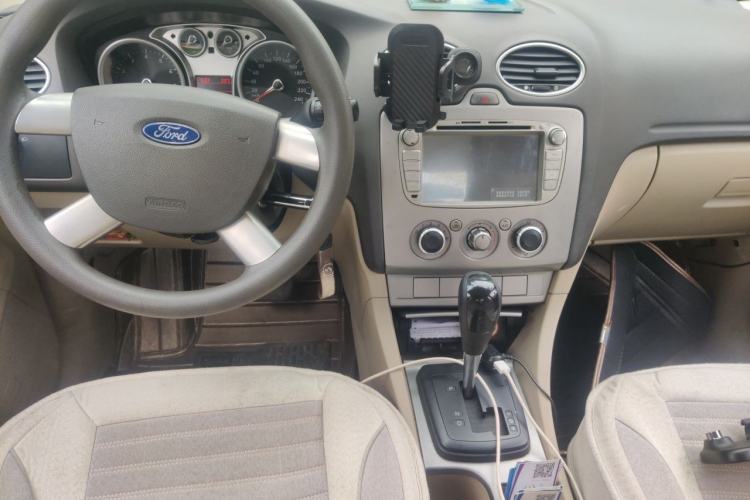 Used Ford Focus 2011 Sedan 1.8L Automatic Fashion Edition Center Console