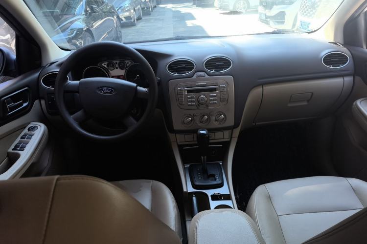 Used Ford Focus 2011 Sedan 1.8L Automatic Fashion Edition Center Console