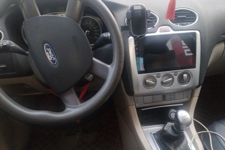 Used Ford Focus 2011 Sedan 1.8L Manual Comfort Model Center Console