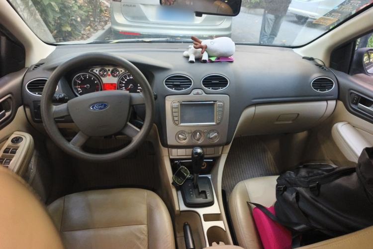 Used Ford Focus 2011 Hatchback 1.8L Automatic Fashion Edition Center Console
