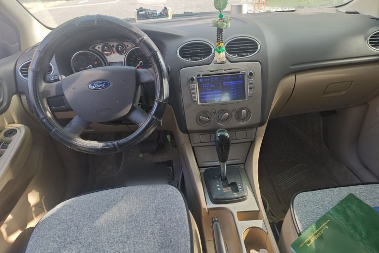 Used Ford Focus 2011 Sedan 1.8L Automatic Fashion Edition Center Console