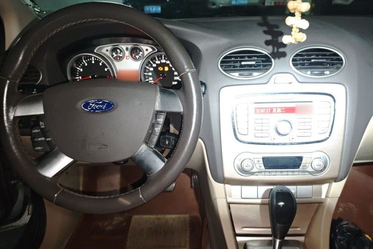 Used Ford Focus 2011 Sedan 1.8L Automatic Fashion Edition Center Console