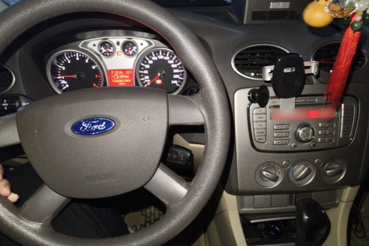 Used Ford Focus 2011 Sedan 1.8L Automatic Fashion Edition Center Console