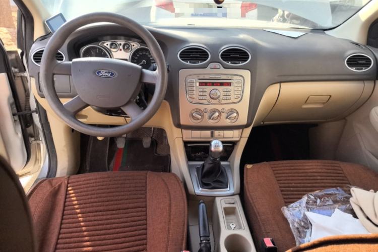 Used Ford Focus 2011 Sedan 1.8L Manual Comfort Model Center Console