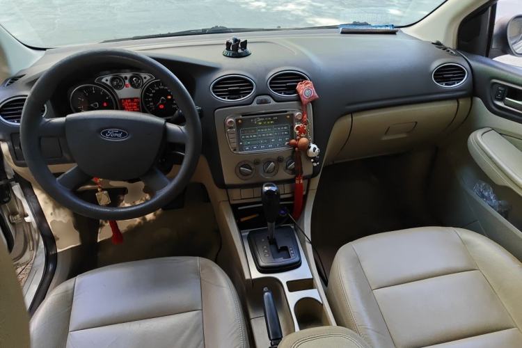 Used Ford Focus 2011 Sedan 1.8L Automatic Fashion Edition Center Console