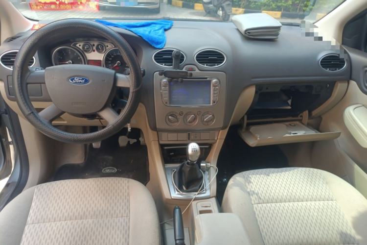Used Ford Focus 2011 Sedan 1.8L Manual Comfort Model Center Console