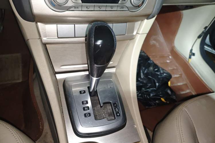 Used Ford Focus 2011 Sedan 1.8L Automatic Fashion Edition Gear Lever