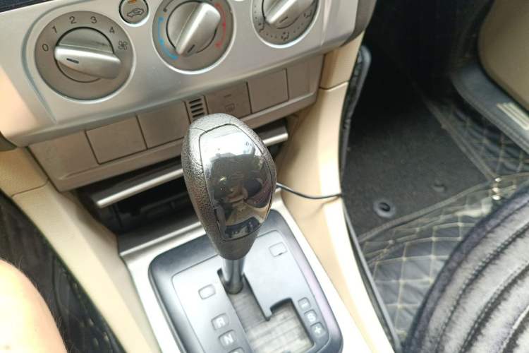 Used Ford Focus 2011 Sedan 1.8L Automatic Fashion Edition Gear Lever