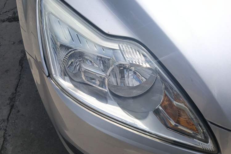 Used Ford Focus 2011 Sedan 1.8L Manual Classic Model Right Front Headlight