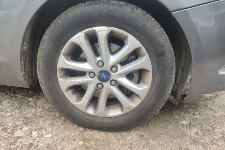 Used Ford Focus 2011 Sedan 1.8L Automatic Fashion Edition Right Front Wheel Hub