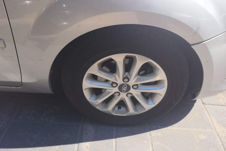 Used Ford Focus 2011 Sedan 1.8L Automatic Fashion Edition Right Front Wheel Hub