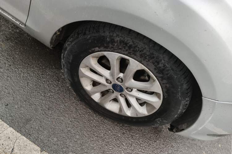 Used Ford Focus 2011 Sedan 1.8L Automatic Fashion Edition Right Front Wheel Hub