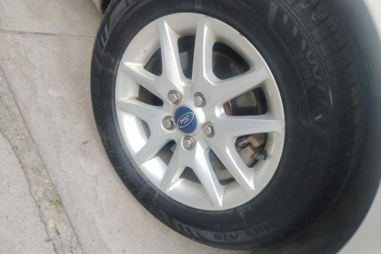 Used Ford Focus 2011 Sedan 1.8L Manual Comfort Model Right Front Wheel Hub