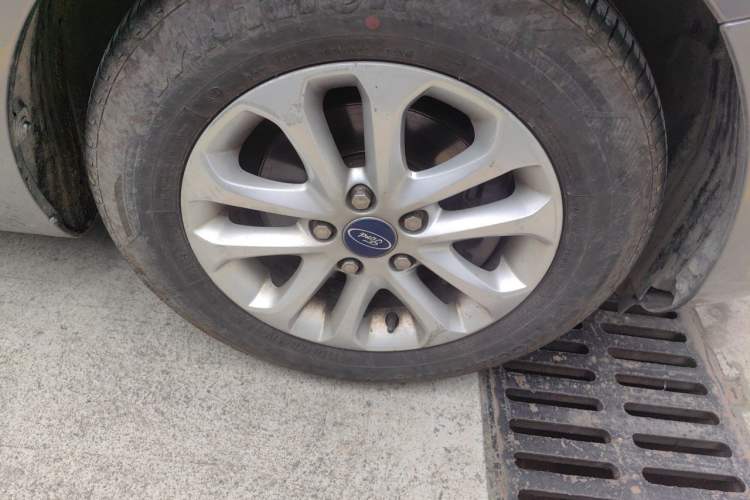 Used Ford Focus 2011 Sedan 1.8L Automatic Fashion Edition Right Front Wheel Hub