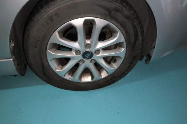 Used Ford Focus 2011 Hatchback 1.8L Automatic Fashion Edition Right Front Wheel Hub