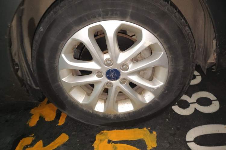 Used Ford Focus 2011 Sedan 1.8L Automatic Fashion Edition Right Front Wheel Hub