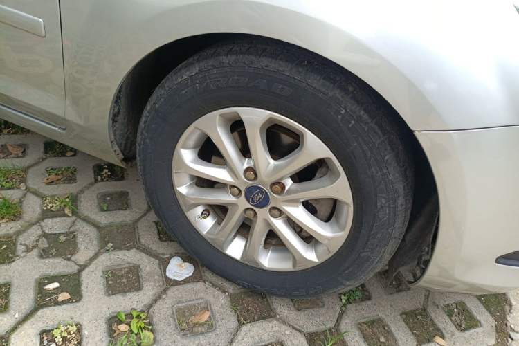 Used Ford Focus 2011 Sedan 1.8L Automatic Fashion Edition Right Front Wheel Hub
